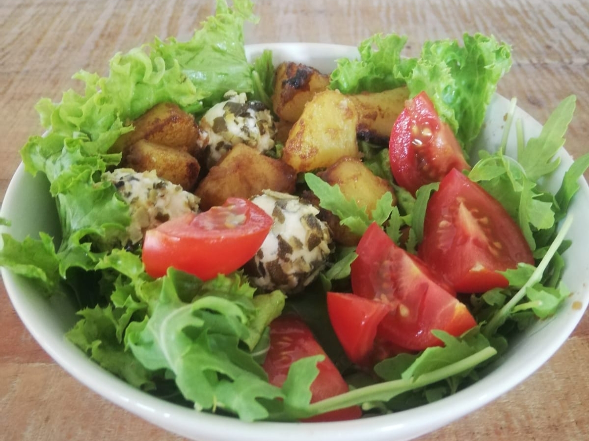 Sommerlicher Salat mit warmen Kartoffeln und Honig-Senf-Dressing