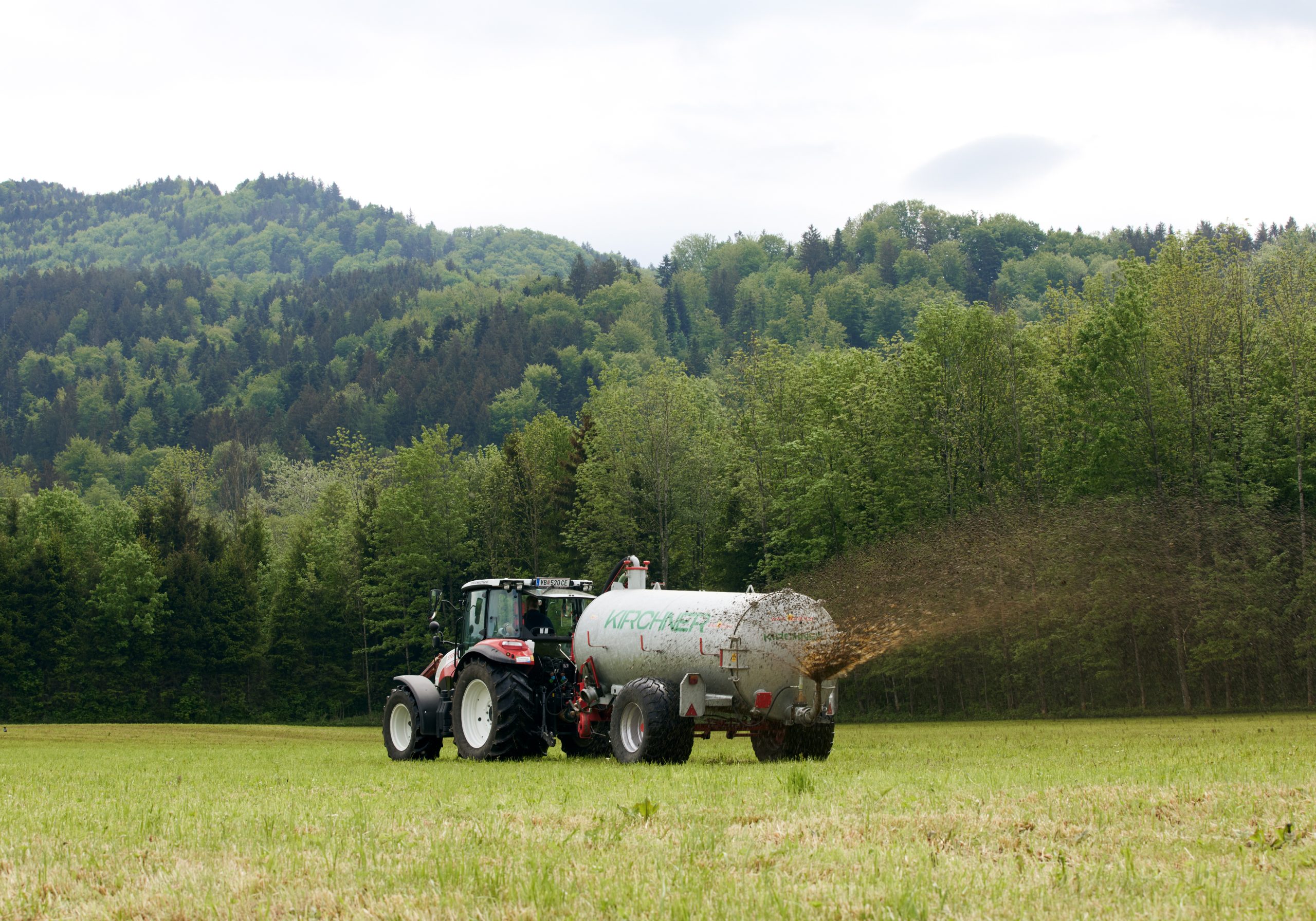 Traktor beim Düngen